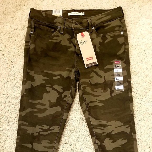 Women's Levi Jean's - Picture 2 of 6